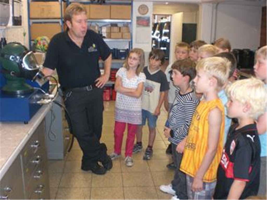Einblicke: Auf spannende Weise erklärt die Feuerwehr ihre Gerätschaften  und demonstriert am alten Auto, wie sie eingesetzt werden. Fotos: Schröder