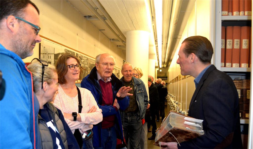 Einblicke: Das Interesse am „Tag der Archive“ ist in Mühlacker groß. Fotos: Stahlfeld