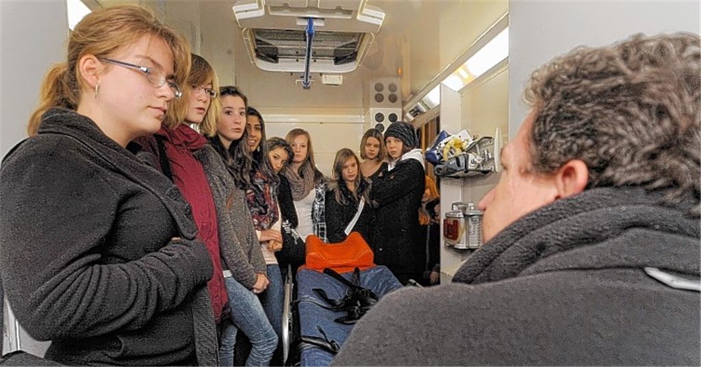 Einblicke in den Klinik-Alltag: Schülerinnen des Salzach-Gymnasiums lernen die Ausstattung eines Rettungswagens kennen.