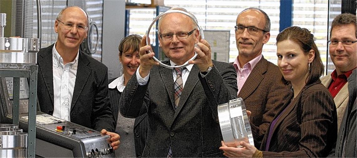 Einblicke in die Produktvielfalt der Sternenfelser Unternehmen: Rolf Fazler, Inhaber von FS Fertigungssysteme (v.li.) , zeigt seinen Besuchern, Bürgermeisterin Sigrid Hornauer, Landrat Karl Röckinger, Kämmerer Reiner Müller, Enzkreis-Wirtschaftbeauftragte Kerstin Monasso und Ulrich Seibold vom Jobcenter Enzkreis, das Gehäuse eines Lackier-Roboter-Reinigungsgerätes aus seiner Fertigung.