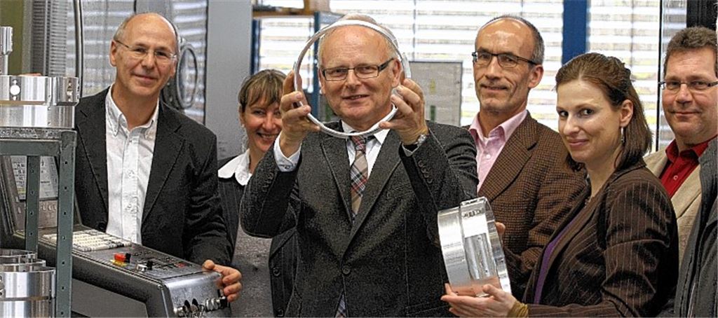 Einblicke in die Produktvielfalt der Sternenfelser Unternehmen: Rolf Fazler, Inhaber von FS Fertigungssysteme (v.li.) , zeigt seinen Besuchern, Bürgermeisterin Sigrid Hornauer, Landrat Karl Röckinger, Kämmerer Reiner Müller, Enzkreis-Wirtschaftbeauftragte Kerstin Monasso und Ulrich Seibold vom Jobcenter Enzkreis, das Gehäuse eines Lackier-Roboter-Reinigungsgerätes aus seiner Fertigung.