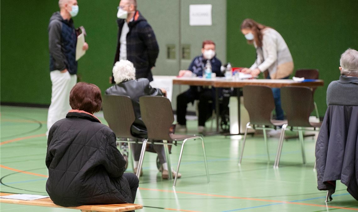Einblicke ins Pop-up-Impfzentrum in der Mühlacker Enztalsporthalle: Nach dem Piks kann man sich in einem Wartebereich noch ein paar Minuten ausruhen. Fotos: Fotomoment