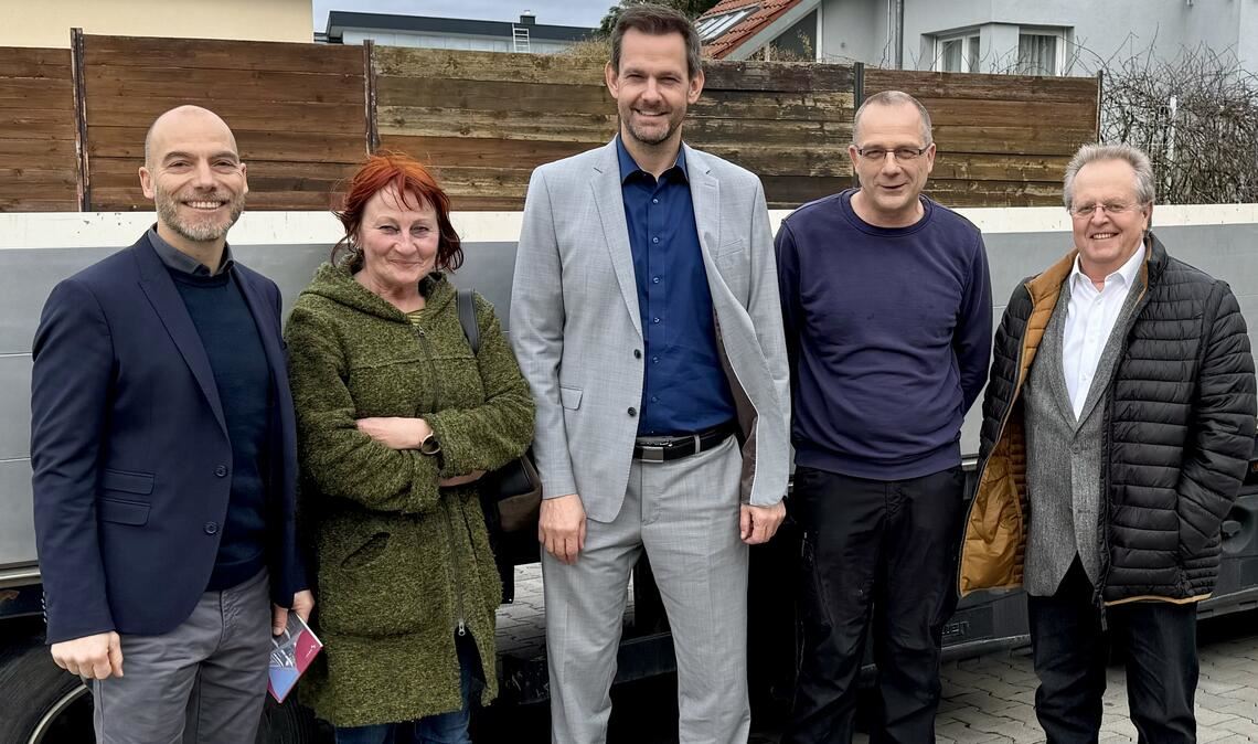 Einblicke ins Transportwesen bekommen (v. li.) Wirtschaftsförderer Jochen Enke, Silvia Storzer vom Jobcenter Enzkreis, Landrat Bastian Rosenau und Bürgermeister Werner Henle (ganz re.) bei Firmenchef Ulrich Common (2. v. re.).Fotos: Enzkreis/Enke