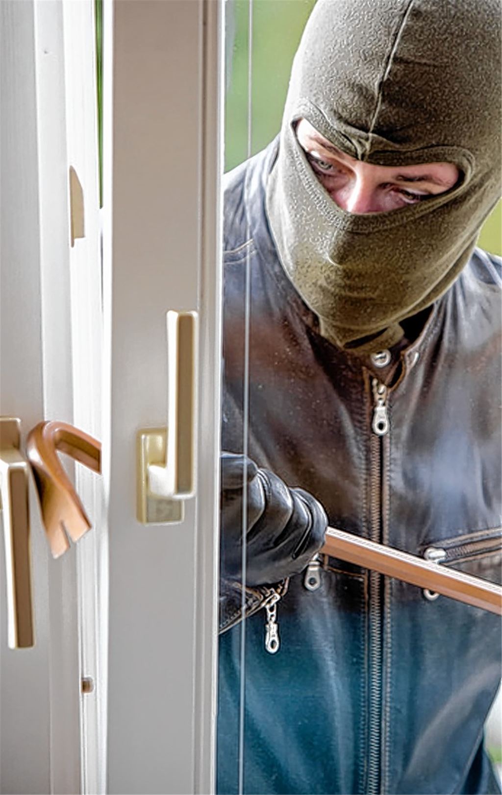 Einbrecher entscheiden oft spontan, wo sie zuschlagen. Gekippte Fenster sind eine Einladung zum Diebstahl. 