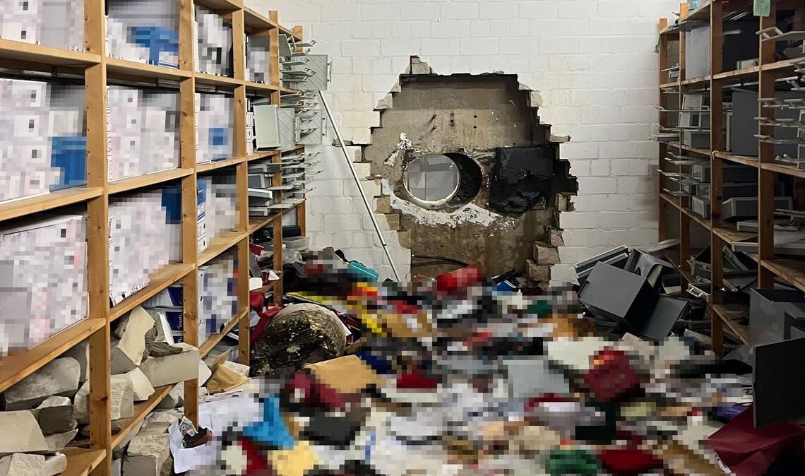 Einbrecher haben sich mit Hilfe eines großen Bohrers Zugang zum Tresorraum verschafft. Dort durchsuchten sie die Wertschließfächer.