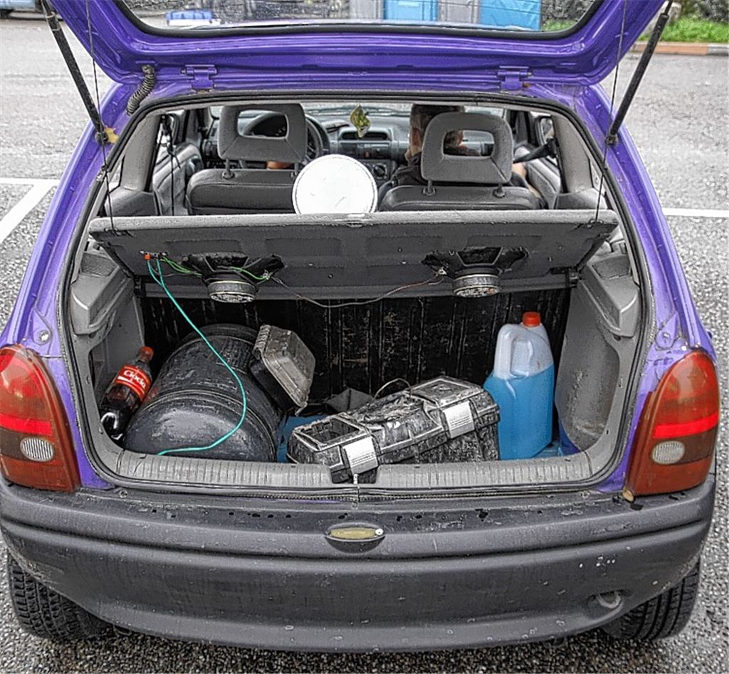 Einbrecher im Visier: Am Illinger Eck durchsucht die Polizei verdächtige Fahrzeuge. Im Kofferraum des Kleinwagens (links) finden die Beamten drei Nummernschilder, doch letztlich liegt nichts gegen die Insassen vor. Eingebunden in die Schwerpunktaktion sind unter anderem Thomas Hildinger und Stephan Augenstein (Bild rechts unten) von der Ermittlungsgruppe Einbruch.