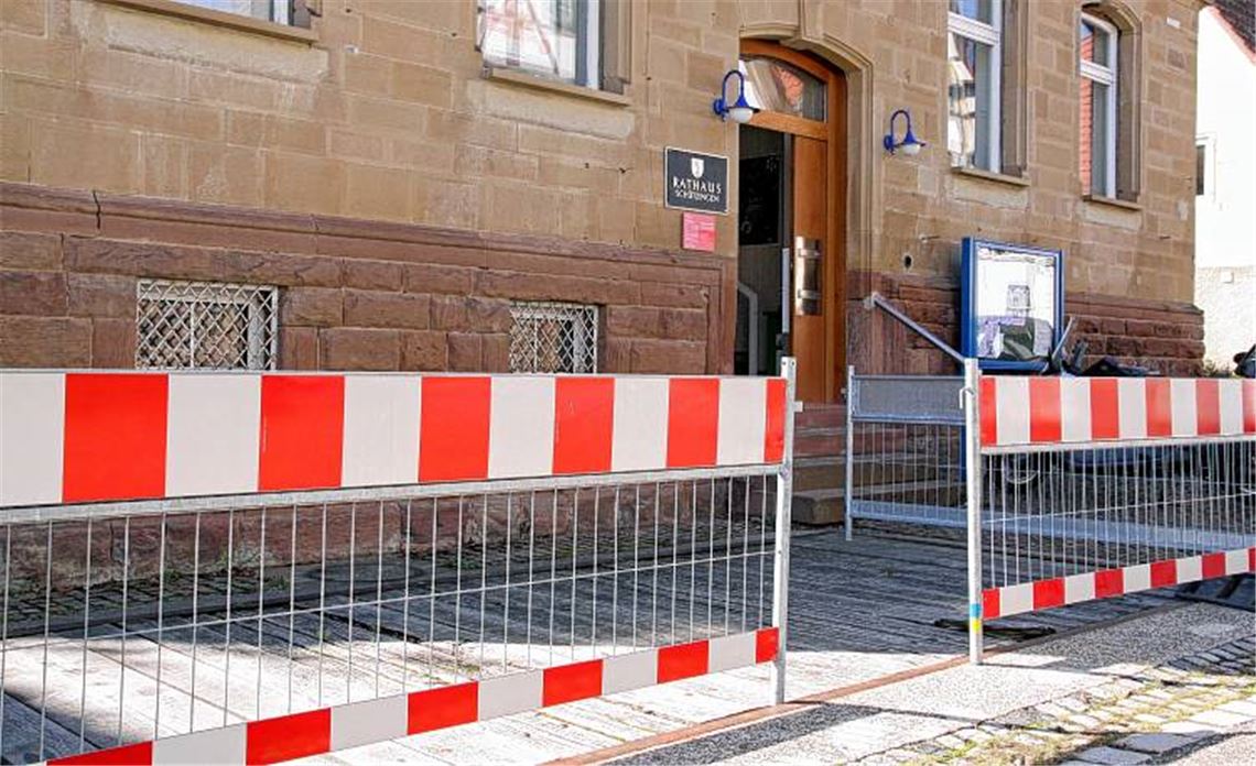 Einbruchgefahr: Am Holzbelag der Waage am Schützinger Rathaus nagt der Zahn der Zeit. Foto: Goertz
