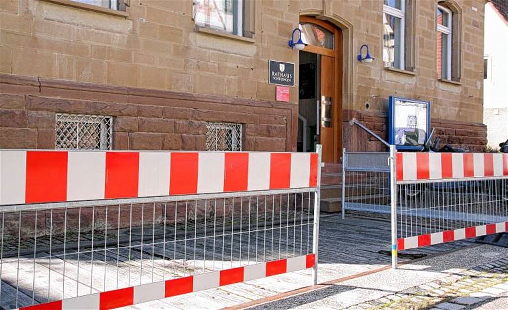 Einbruchgefahr: Am Holzbelag der Waage am Schützinger Rathaus nagt der Zahn der Zeit. Foto: Goertz