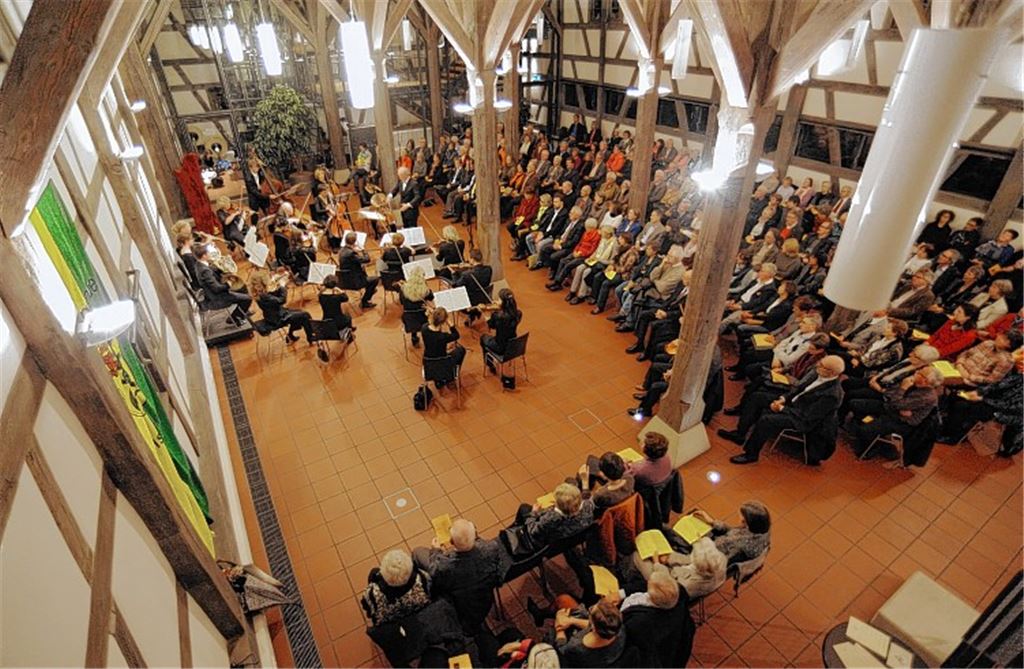 Eindrucksvoller Musikabend: In der Ötisheimer Kelter genießt das Publikum eine gut aufgelegte „sueddeutsche kammersinfonie bietigheim“ und die virtuos spielende Anne-Sophie Bertrand vom hr-Sinfonieorchester als Gaststar. 