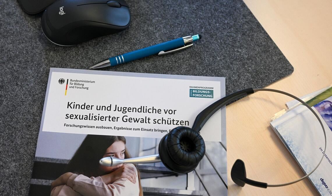 Eine 14-Jährige soll in einem Jugendzentrum von drei Jugendlichen sexuell missbraucht worden sein. (Symbolbild)