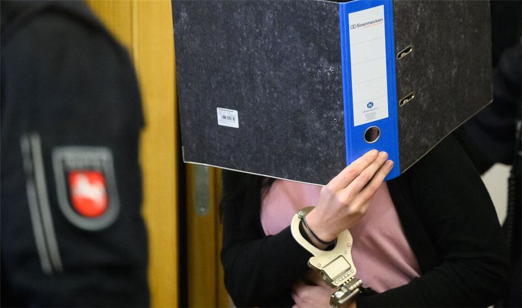 Eine 27-jährige Frau muss für einen Mordversuch mit Ameisensäure für zwölf Jahre in Haft. (Archivbild)