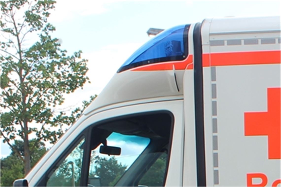 Eine 41-Jährige soll einen 52-jährigen Freund, der zu Besuch war, unvermittelt und aus bislang unbekanntem Grund mit einer brennbaren Flüssigkeit übergossen und sein T-Shirt angezündet haben. Foto: p 