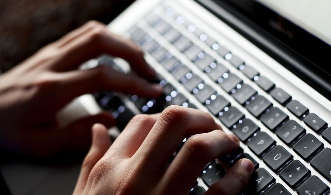 Eine 61-Jährige sitzt wegen ihrer möglichen Beteiligung an einem international organisierten Anlagebetrug im Südwesten in U-Haft.