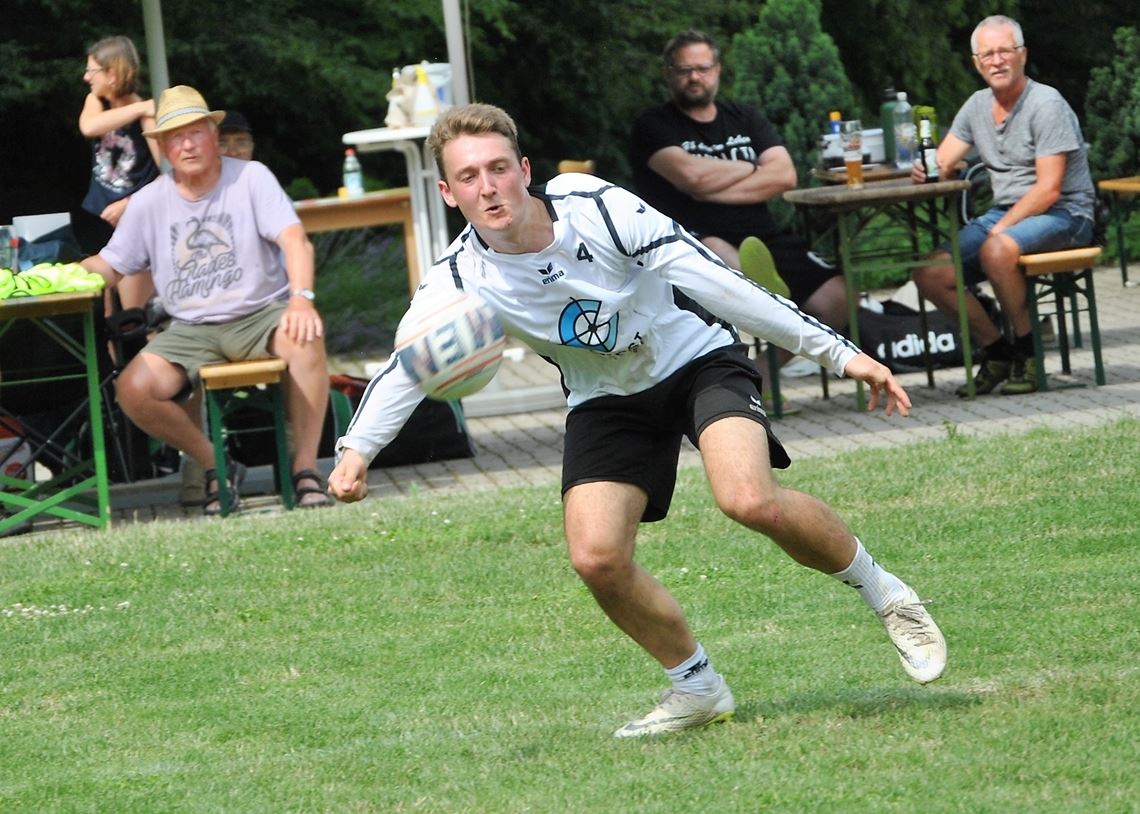 TVH-Teams legen einen Fehlstart hin Eine Abwehraktion von Moritz Höckele wird von etlichen Fans des Hohenklinger Faustballs interessiert verfolgt.Foto: Haller