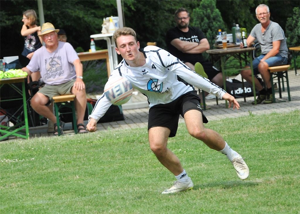 Eine Abwehraktion von Moritz Höckele wird von etlichen Fans des Hohenklinger Faustballs interessiert verfolgt.Foto: Haller