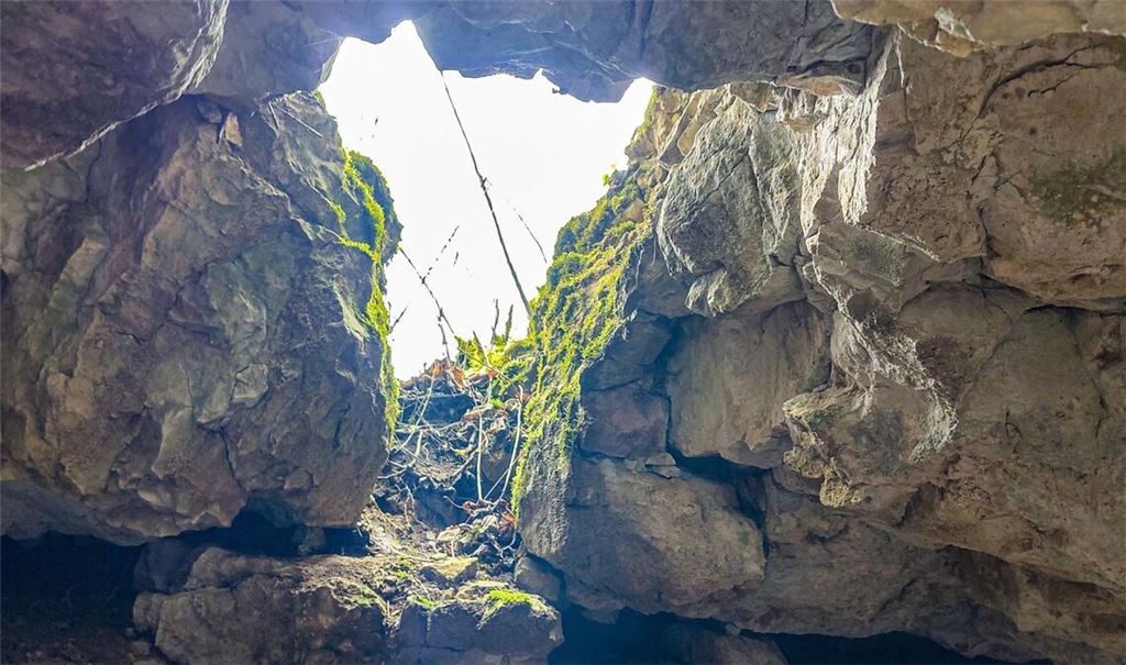 Eine Achtjährige ist beim Wandern in eine Höhle auf der Schwäbischen Alb abgestürzt. (Archivbild)