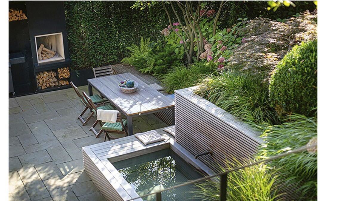 Eine Anerkennung ging an die LSLA GmbH mit ihrem Projekt „Zuhause angekommen“ – ebenfalls in der Schweiz. Die beiden Landschaftsarchitekten Jan Schelling und Robin Lustenberger schafften es, aus einem exponierten, kaum nutzbaren Hang einen spannungsreichen, intimen und wohnlichen Garten zu gestalten – samt Wasserbecken, Outdoorgrill und . . .