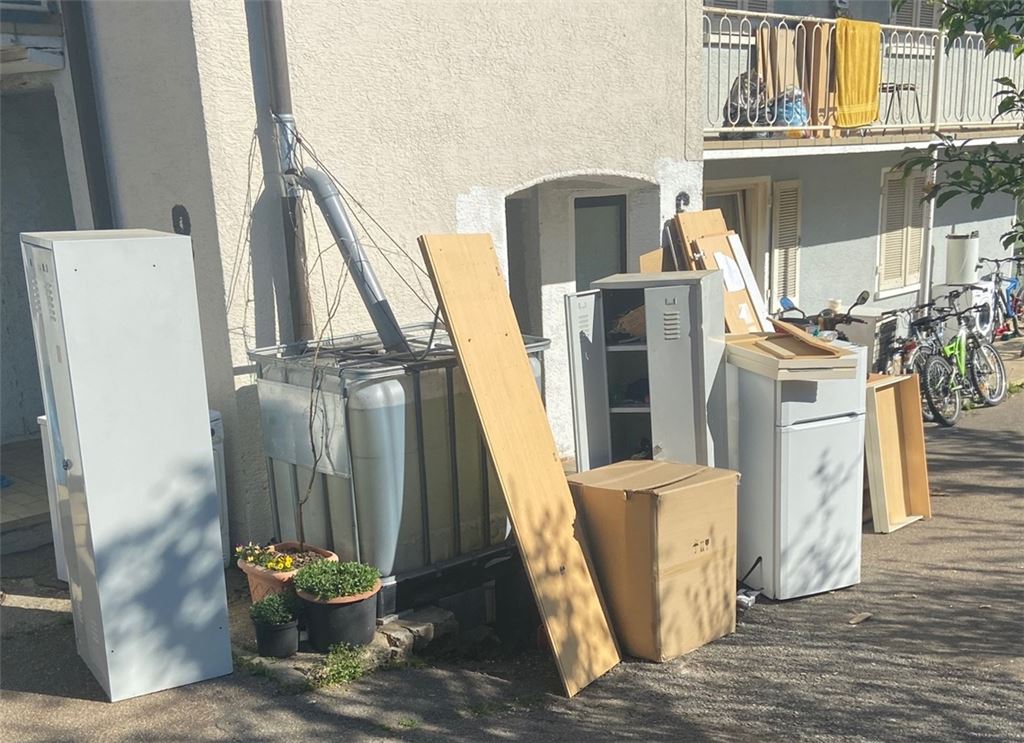 Eine Anwohnerin aus der Nachbarschaft stört sich am Sperrmüll vor einem städtischen Gebäude am Falkenweg. Foto: privat