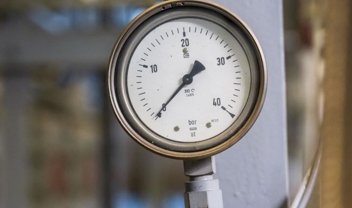 Eine Anzeige für Druck ist in der Anlage des Gasspeicher Wolfersberg, östlich von München, an einem der vielen Rohre zu sehen.