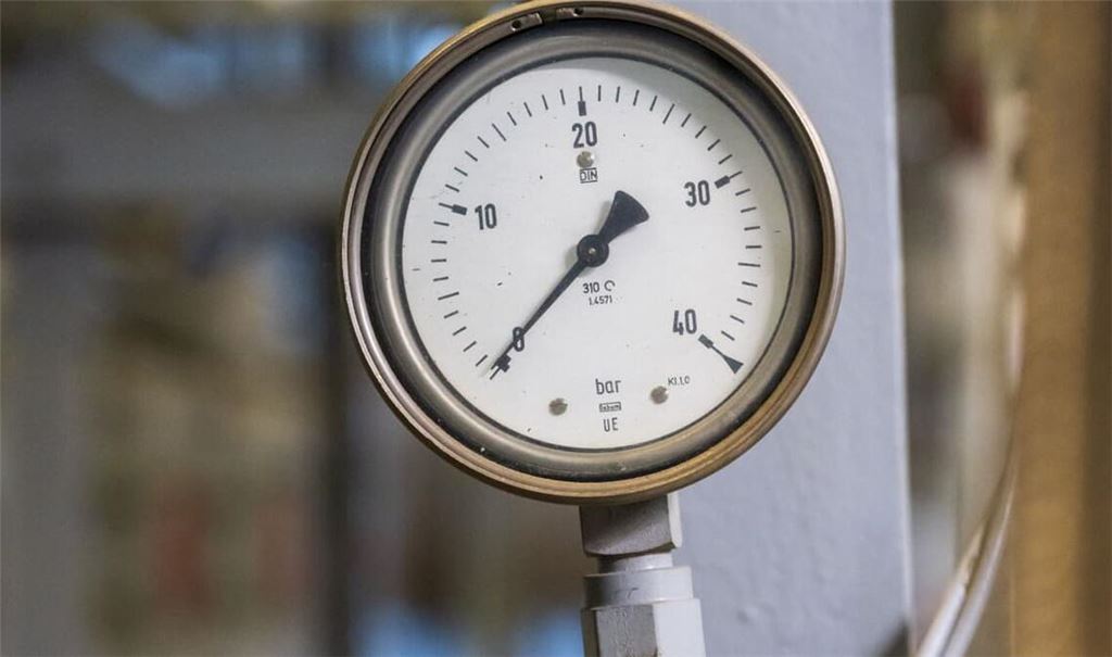 Eine Anzeige für Druck ist in der Anlage des Gasspeicher Wolfersberg, östlich von München, an einem der vielen Rohre zu sehen.
