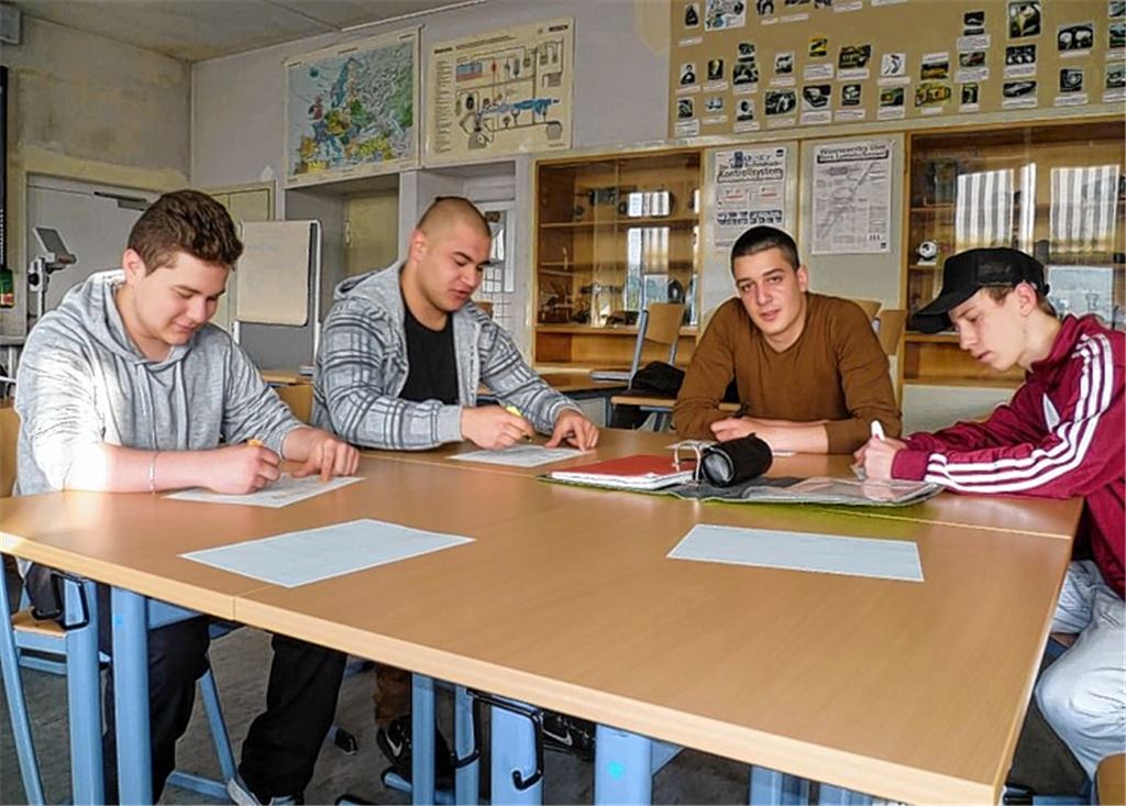 Eine Aufgabe der anderen Art lösen derzeit Kfz-Schüler der Ferdinand-von-Steinbeis-Schule in Mühlacker: Für das Technikmuseum Sinsheim entwerfen sie detaillierte technische Beschreibungen von 15 Exponaten. Weitere Kooperationsprojekte könnten folgen.