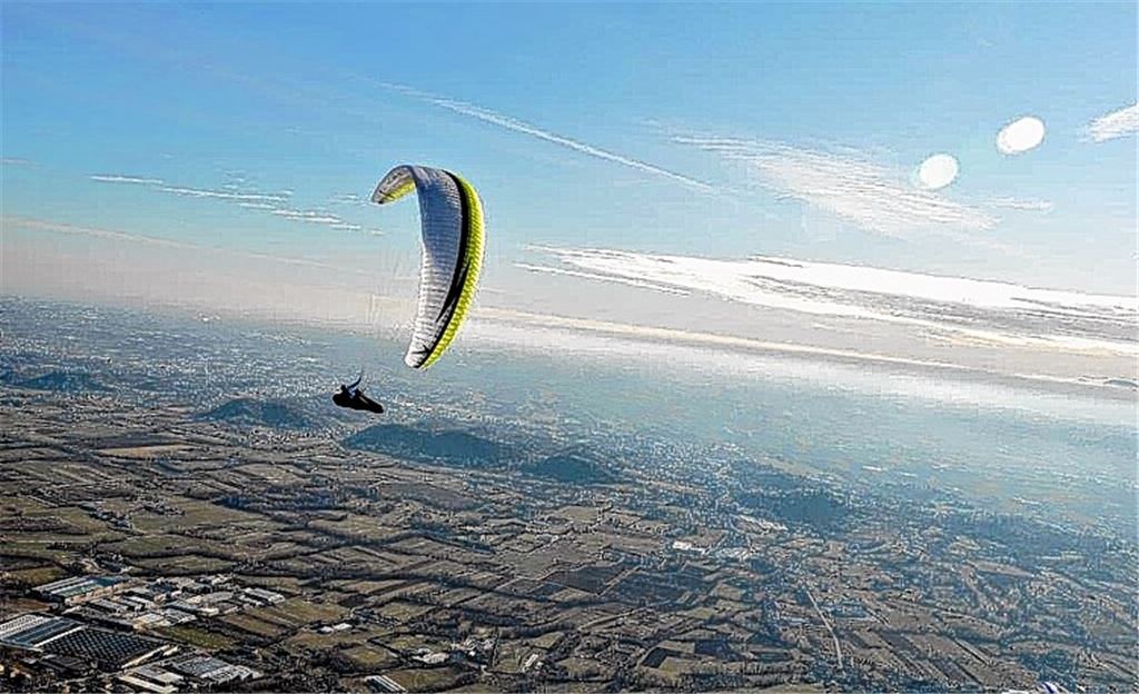 „Eine Aussicht wie bei keiner anderen Sportart“: Bernhard Mittner kreist über Bassano del Grappa, der italienischen Partnerstadt Mühlackers. Fotos: privat