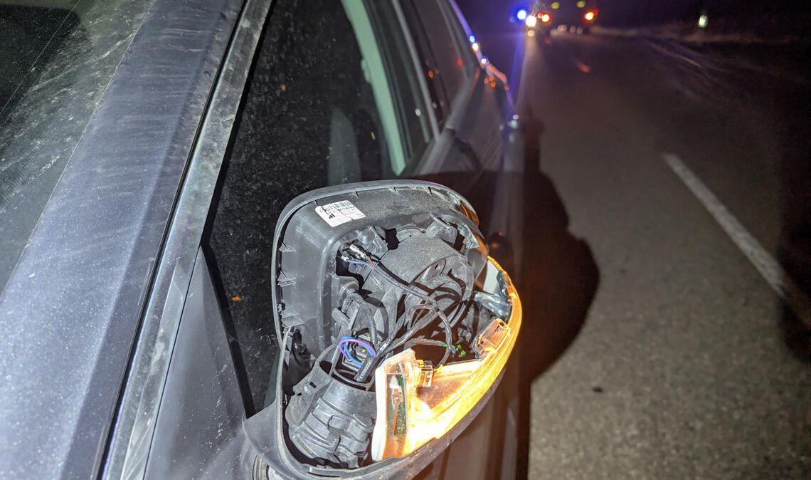 Eine Autofahrerin erfasst einen auf der L 1131 stehenden Traktorfahrer, der dadurch schwere Verletzungen erleidet. Foto: Myroshnichenko