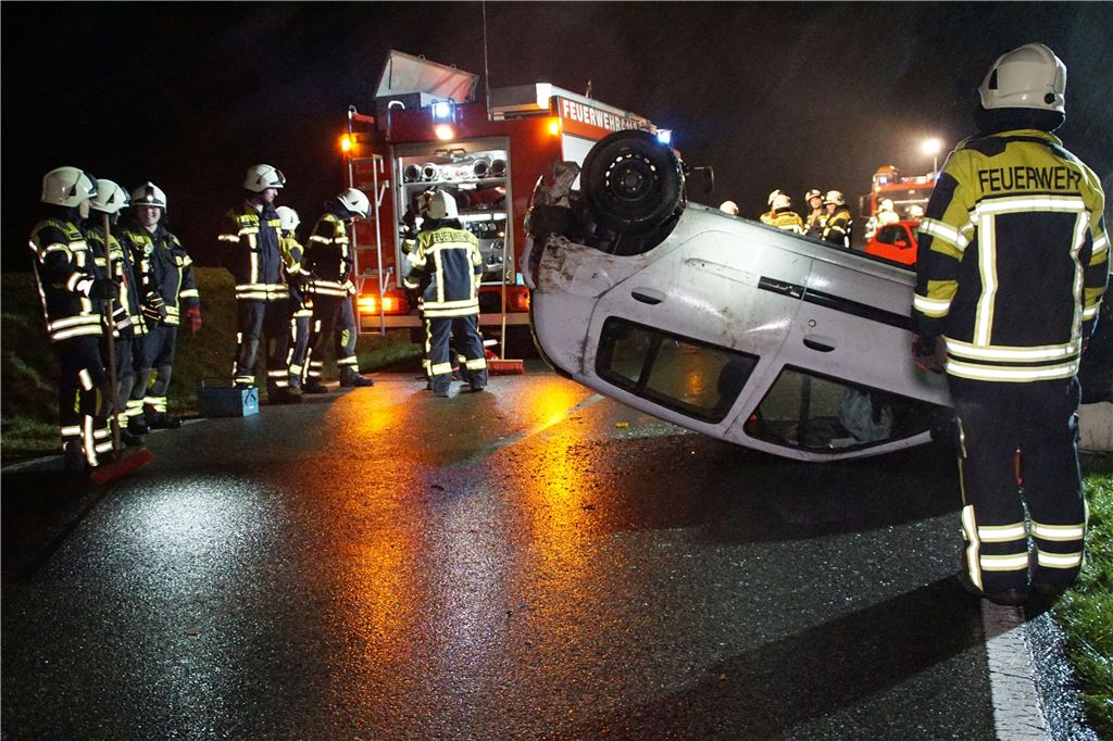 Oelbronn: PKW kommt bei Regennasser Fahrbahn von Strasse ab und ueberschlaegt sich - 1 Person ist schwer Verletzt