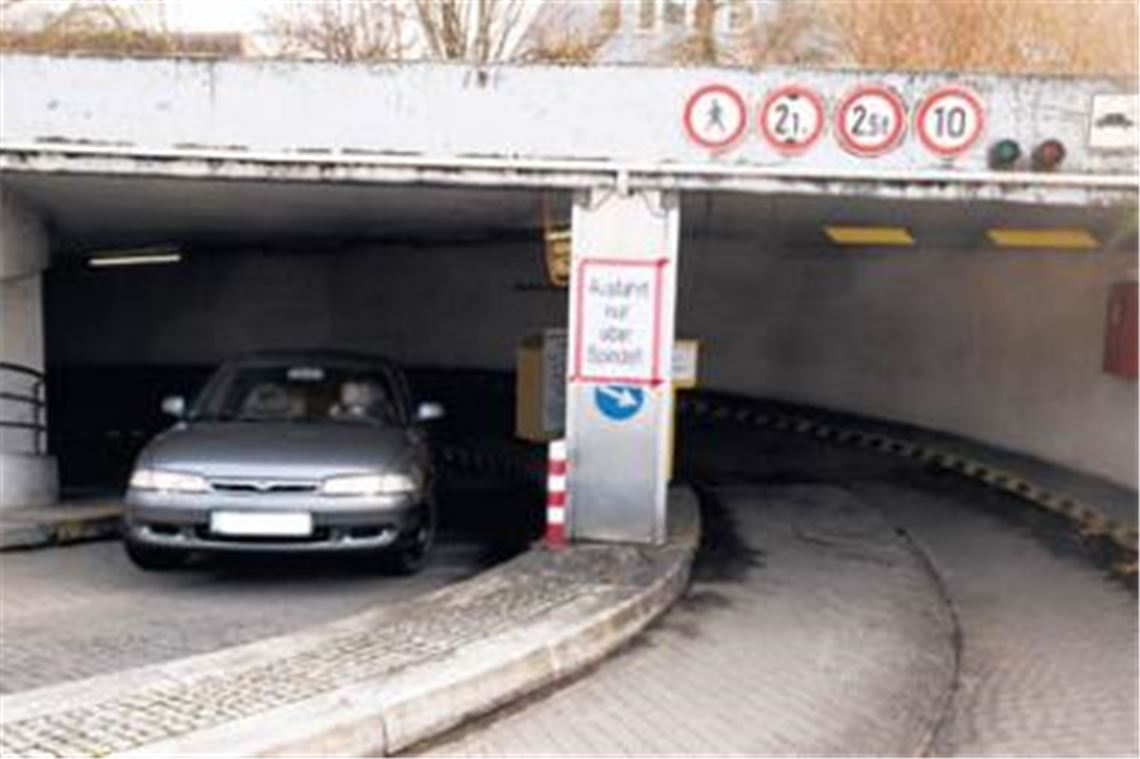 Eine Autofahrerin verlässt die Tiefgarage Stadtmitte über die zur Hindenburgstraße führende Spindel. Dies ist, wie Schilder klarmachen, zurzeit der einzige Weg aus der unterirdischen Parkanlage nach draußen. Von der B10 aus ist nur ein Ein-, nicht aber ein Ausfahren möglich. Erschwernis: Den spiralförmigen Spindelkurs zu bewältigen, fällt nicht jedem Fahrzeugführer leicht. Foto: Sadler