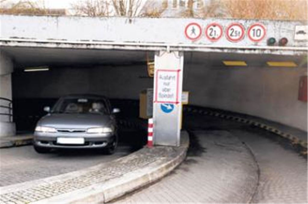 Eine Autofahrerin verlässt die Tiefgarage Stadtmitte über die zur Hindenburgstraße führende Spindel. Dies ist, wie Schilder klarmachen, zurzeit der einzige Weg aus der unterirdischen Parkanlage nach draußen. Von der B10 aus ist nur ein Ein-, nicht aber ein Ausfahren möglich. Erschwernis: Den spiralförmigen Spindelkurs zu bewältigen, fällt nicht jedem Fahrzeugführer leicht. Foto: Sadler