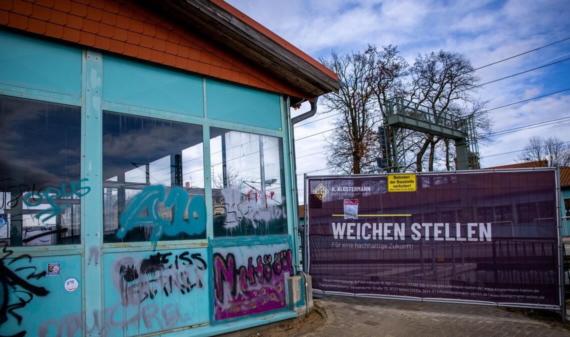 Eine Bahnbaustelle in Karstädt in Brandenburg. Nach Berechnung des Ifo-Instituts floss 2025 ein großer Teil der für Investitionen in die Infrastruktur vorgesehenen Milliardenschulden des Bundes in das Stopfen von Haushaltslöchern. (Archivbild)