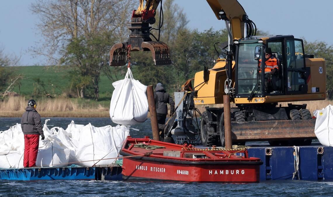 Eine Barriere aus großen Sandsäcken soll das Walverhalten beeinflussen.