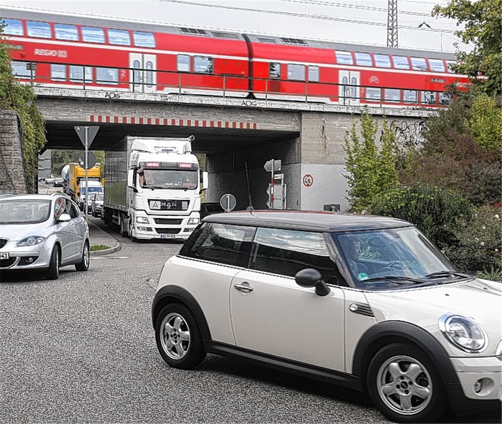 Eine Baustelle und die Folgen: Auf 1,1 Kilometern Länge wird die Fahrbahn der B35 saniert (Bild re. oben). Das sorgt für mehr Verkehr in Mühlacker (großes Bild li.) und Schmie (re. unten).