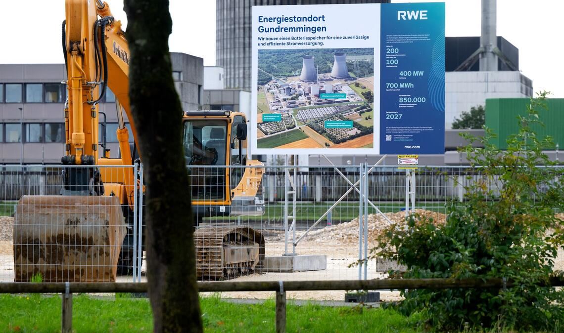 Eine Bautafel informiert in Gundremmingen über den Energiestandort. (Archivbild)