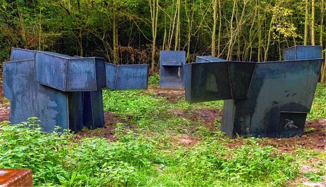 Eine „Begegnung“ zeigt die Skulptur beim Stadion in Eppingen – rechts das zugehörige Gemälde.