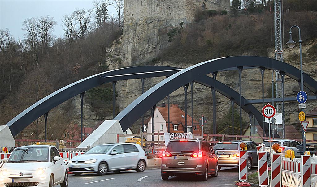 Eine Belastung für die Dürrmenzer Geschäftswelt: die Brückenbaustelle mit ihren Sperrungen, Staus und Stockungen. Foto: Klassen