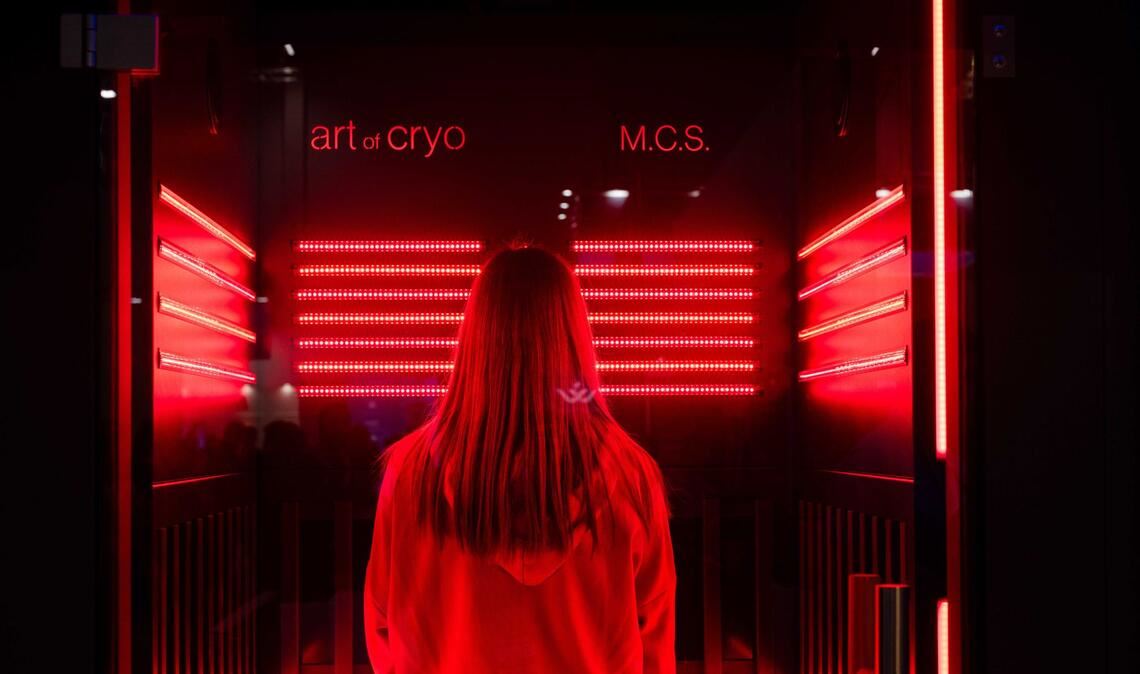 Eine Besucherin testet das Multi-Cryo-Hacking System auf der Fitnessmesse Fibo.