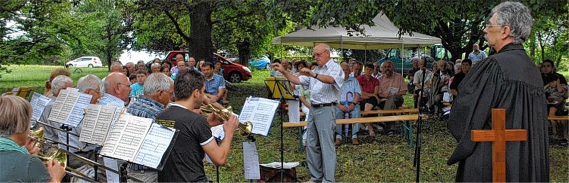Eine Bläsergruppe umrahmt den Gottesdienst mit Dekan Ulf van Luijk.