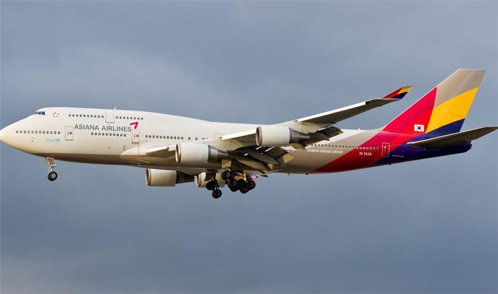 Eine Boeing 747-400 der südkoreanischen Fluggesellschaft Asiana Airlines im Landeanflug. (Symbolbild)