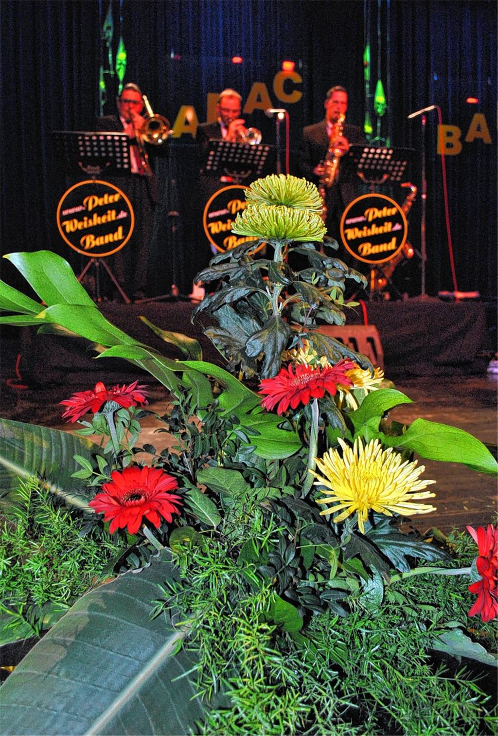 Eine Brandgefahr? Prächtiger Blumenschmuck beim ADAC-Ball im Mühlehof.