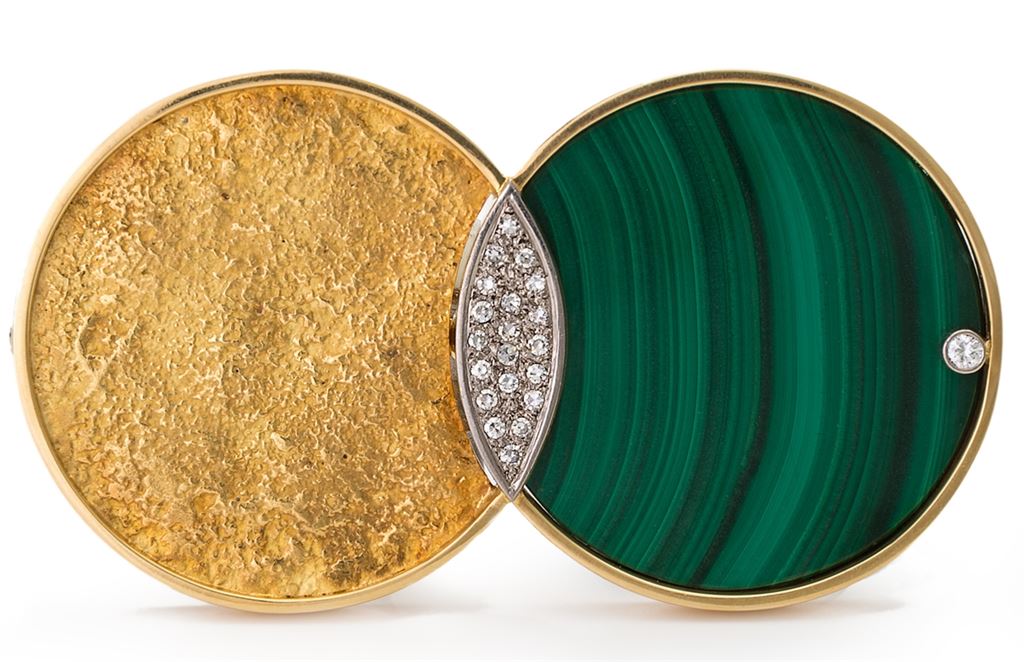 Eine Brosche aus Gold, Malachit und Diamanten des deutschstämmigen Schmuckdesigners Karl Stittgen, geboren 1950. Tony Walsh