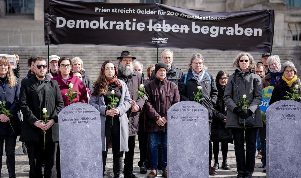 Eine Demonstration am Bundestag wandte sich gegen Einschnitte bei "Demokratie leben!".