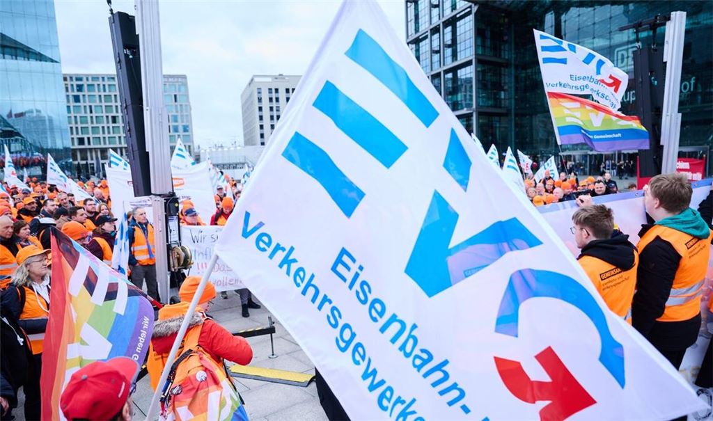 Eine Demonstration der Eisenbahn- und Verkehrsgewerkschaft (EVG) vor dem Berliner Hauptbahnhof.