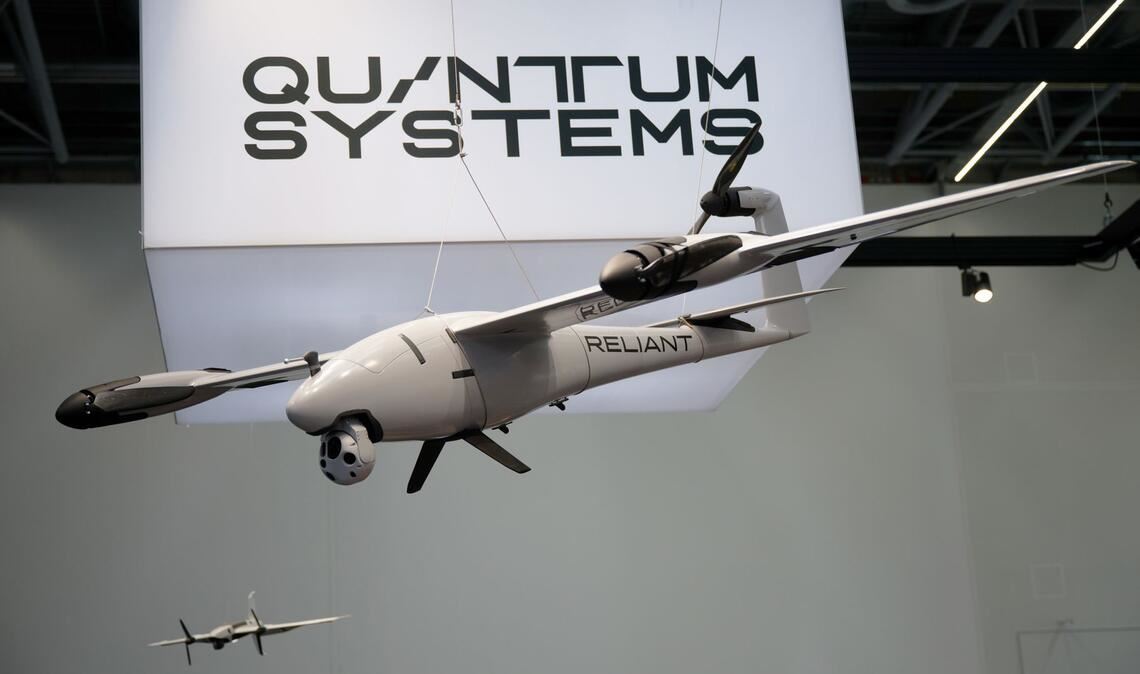 Eine Drohne am Messestand von Quantum Systems.