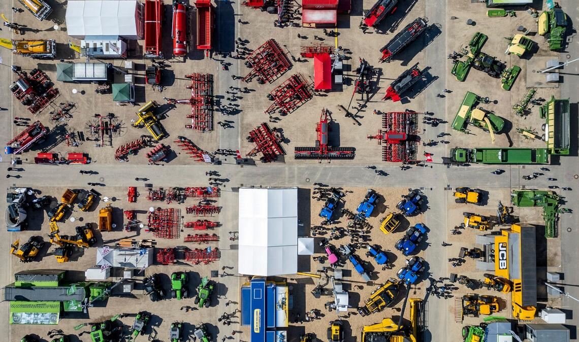 Eine Drohnenaufnahme zeigt Besucher, die bei der Landwirtschaftsmesse "agra 2026" zwischen riesigen Landmaschinen und Traktoren gehen.