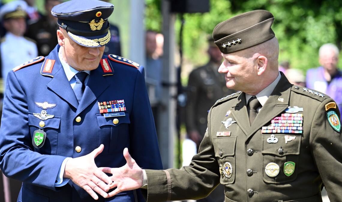 Eine Ebene unter Oberbefehlshaber General Christopher G. Cavoli (r) wird es demnächst einige Änderungen in der Nato-Kommandostruktur geben. Das Kommando über das Joint Force Command Brunssum werden sich dann Deutschland und Polen im Rotationsprinzip teilen. Derzeit wird es von dem deutschen General Ingo Gerhartz geführt (l). (Archivbild)