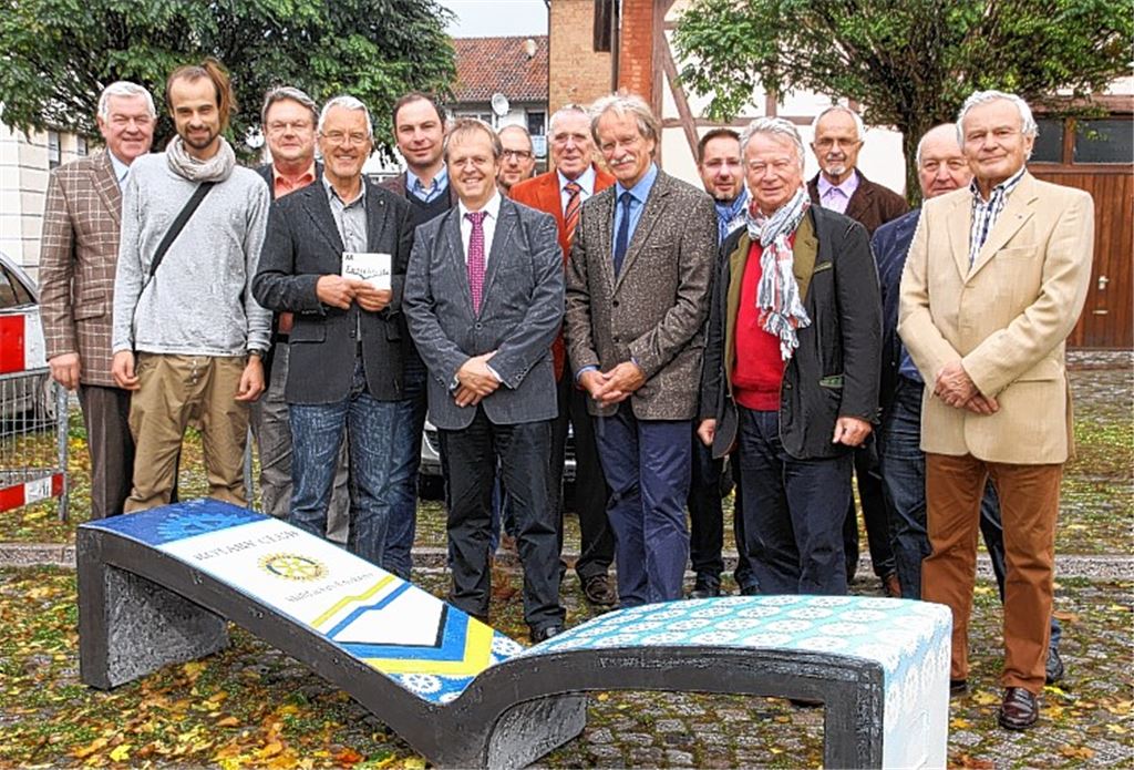 Eine Enzschleifen-Bank, gestiftet vom Rotary-Club Mühlacker-Enzkreis, steht nun vor dem Ötisheimer Gasthaus Krone. 