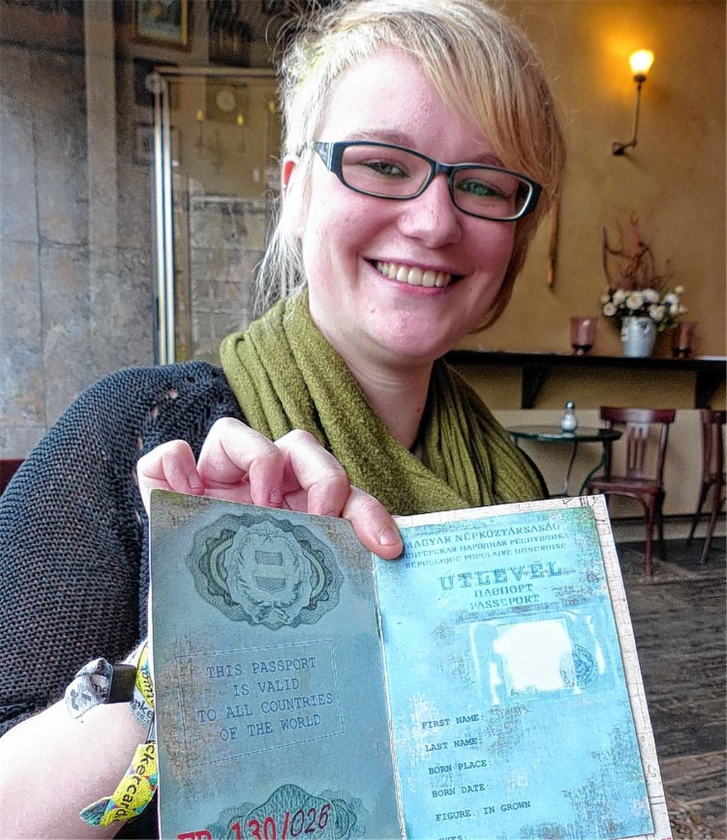 Eine Erinnerung, die Alena Kemm nicht missen möchte: ein Europa-Pass. Der ist nicht echt, aber Erinnerung an ein Spiel in einem internationalen Jugendcamp.