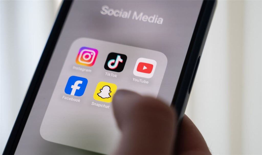 Eine Expertengruppe berät im Auftrag der EU-Kommission über ein mögliches Social-Media-Verbot (Symbolbild).