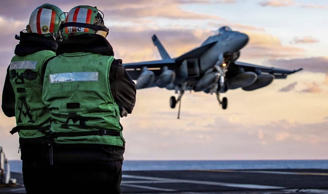 Eine F/A-18F Super Hornet landet am 1. März nach ihrem Kampfeinsatz auf dem Flugzeugträger USS Gerald R Ford. Während sich die USA und Israel im Krieg befinden, sind die europäischen Staaten nur Zaungäste ohne jeden Einfluss auf das Geschene.